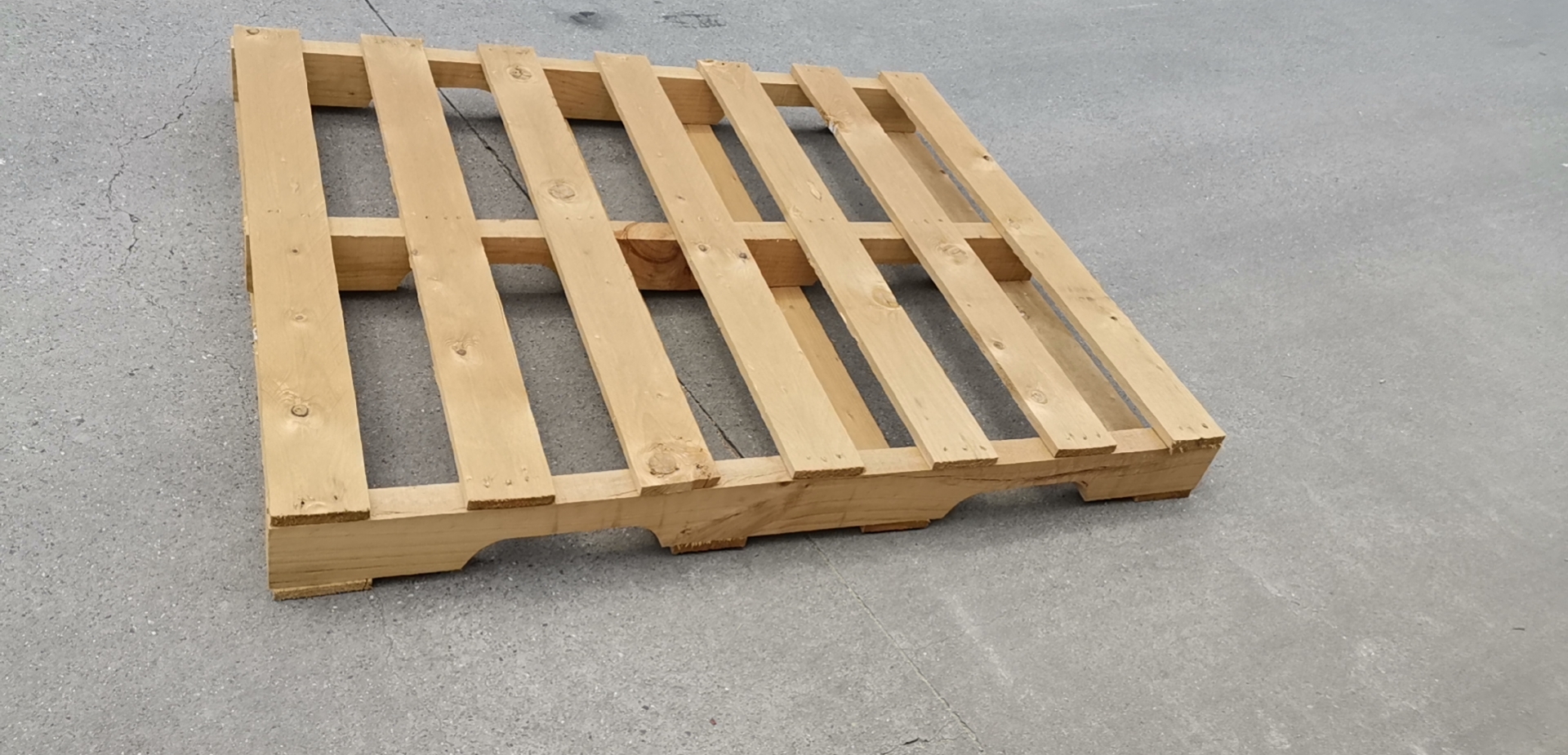 翁源根据材质选择木托盘